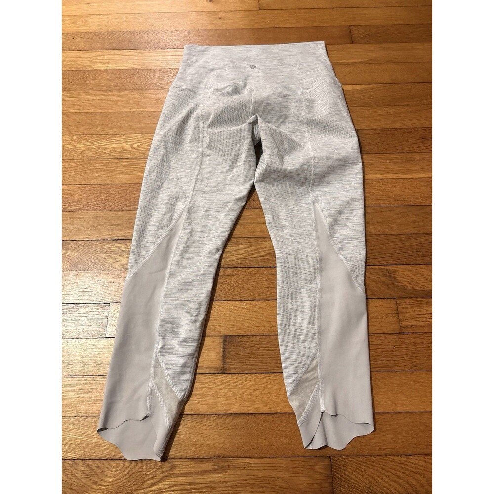 Lululemon Size 8 Wunder Under High-Rise Crop 23” Scallop Leggings White Stripe - Picture 3 of 4
